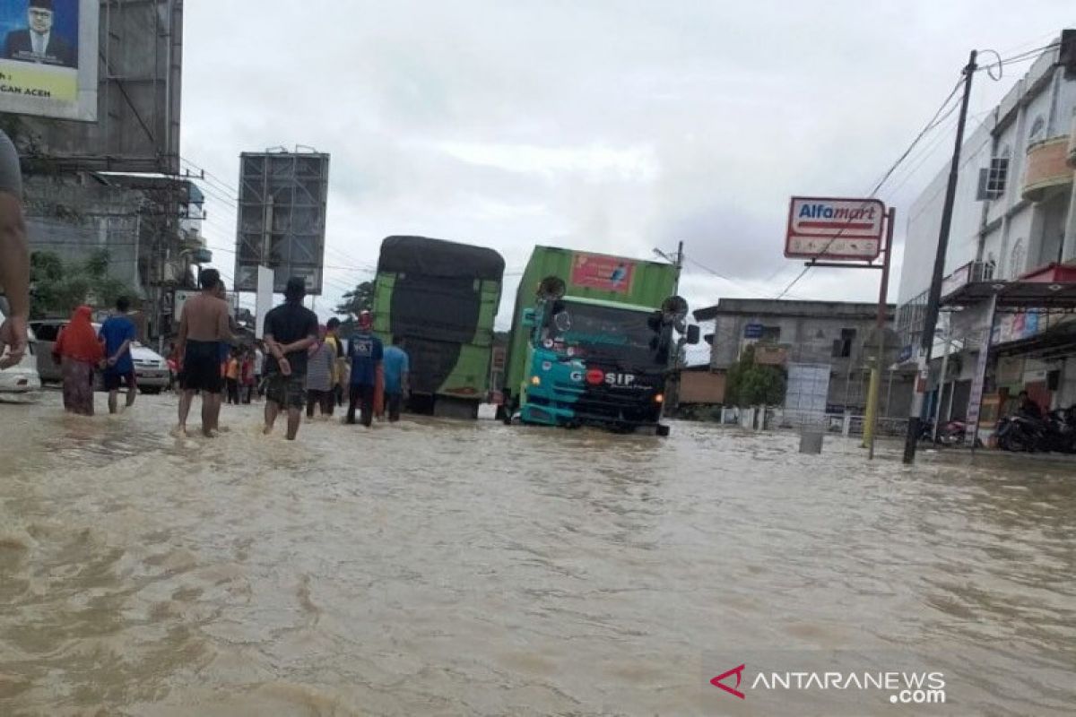 Banjir lumpuhkan jalan lintas nasional di Aceh Utara