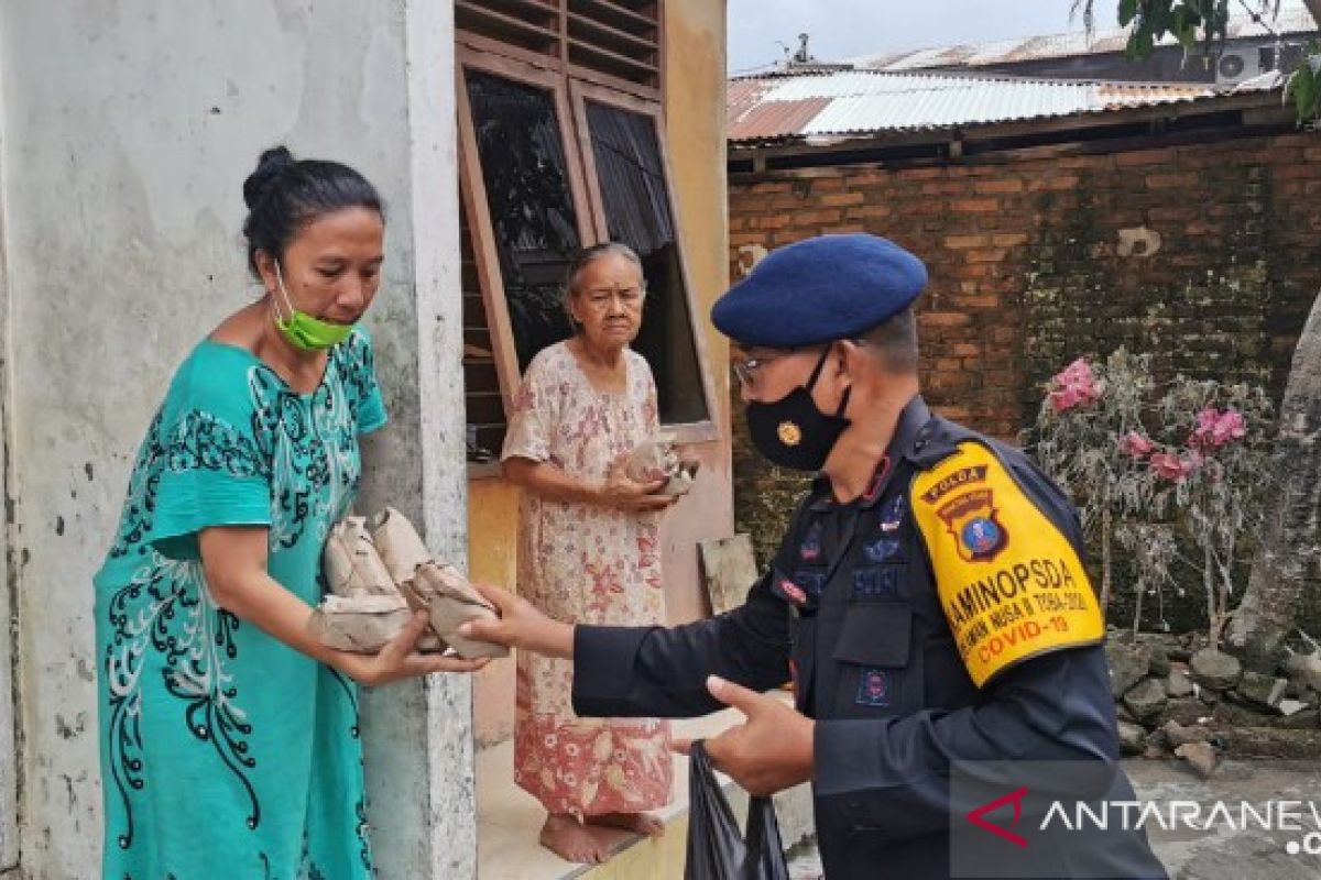 Brimob Polda Sumut bagikan sembako kepada korban banjir di Medan