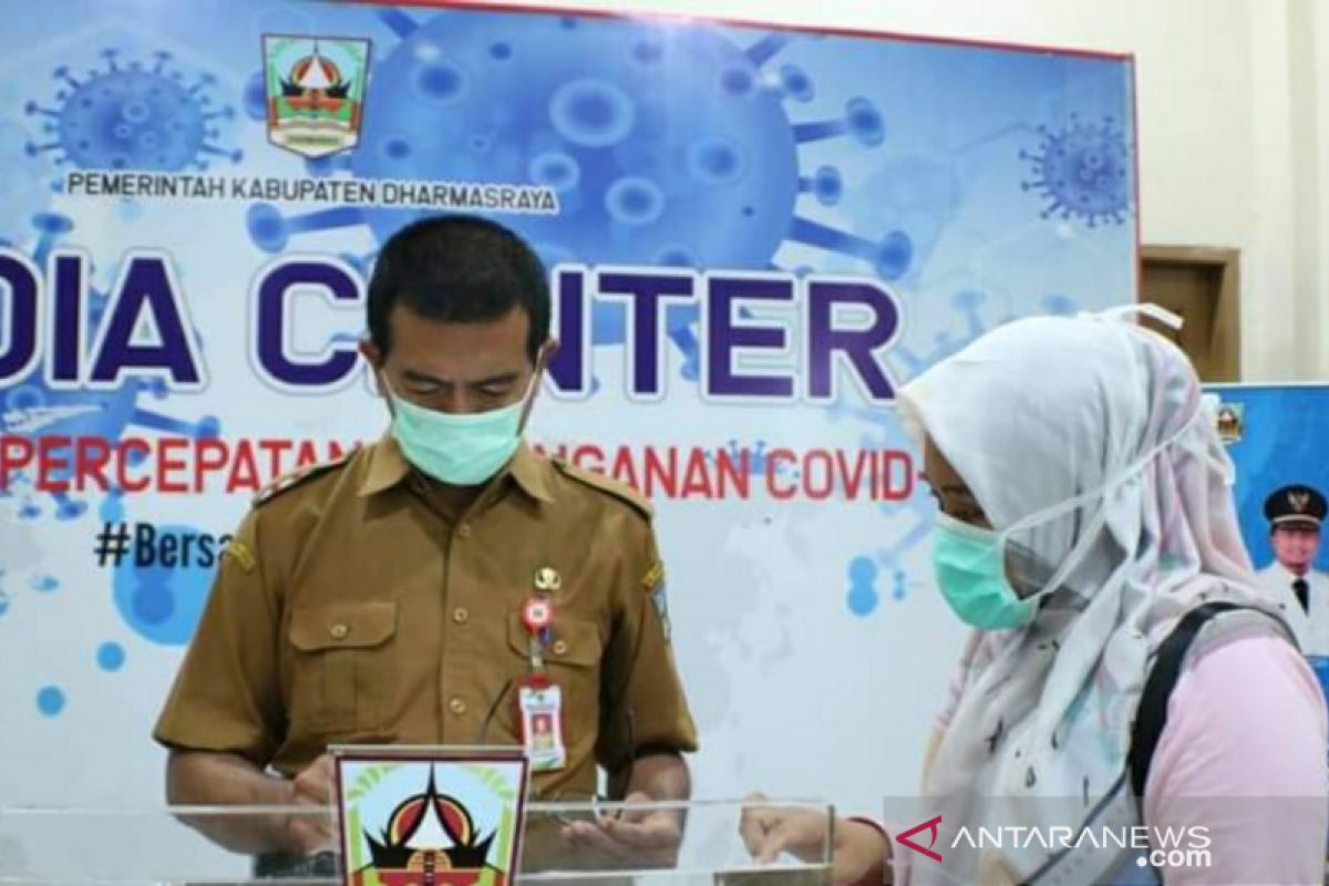 Peringati HKN, RSUD Dharmasraya bagikan masker gratis