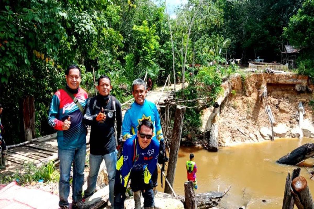 Kadis PUPR dan DPRD cek perbaikan  jembatan di  Teweh Selatan