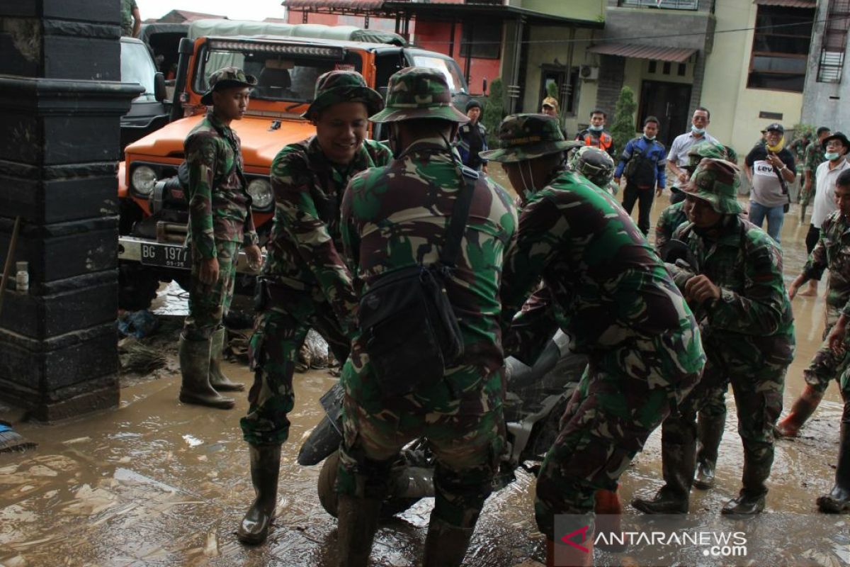 Yonkav 6/Naga Karimata evakuasi korban banjir di Deli Serdang