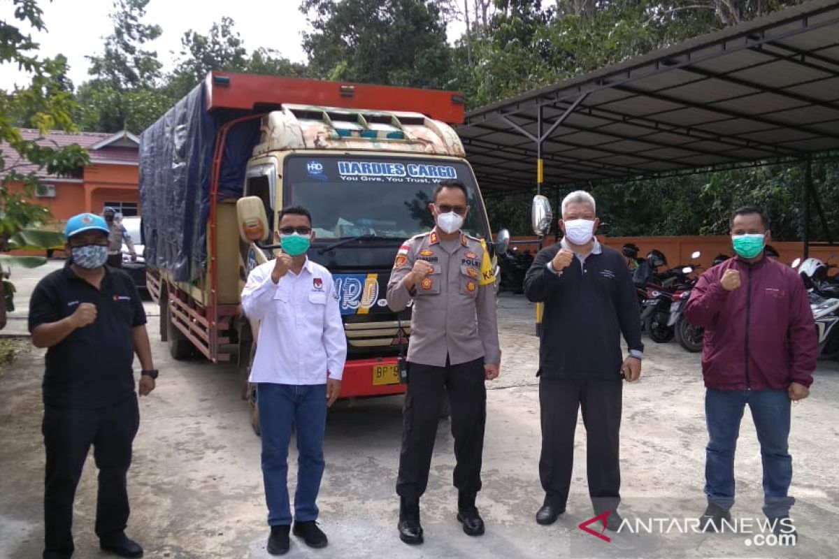 Gelombang tinggi, KPU gunakan pesawat distribusi logistik ke Tambelan