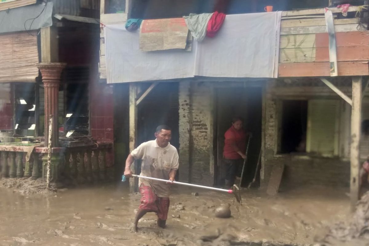 Warga Kelurahan Aur bersihkan rumahnya dari lumpur sisa banjir