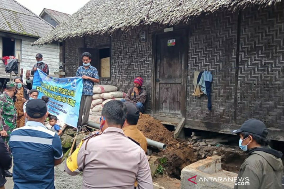 Aqua letakkan batu pertama  bangun jamban sehat di Semangat Gunung Karo