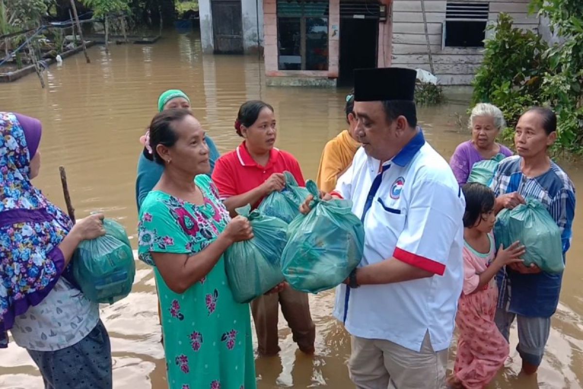 Perindo Langkat berikan sembako untuk warga terdampak banjir