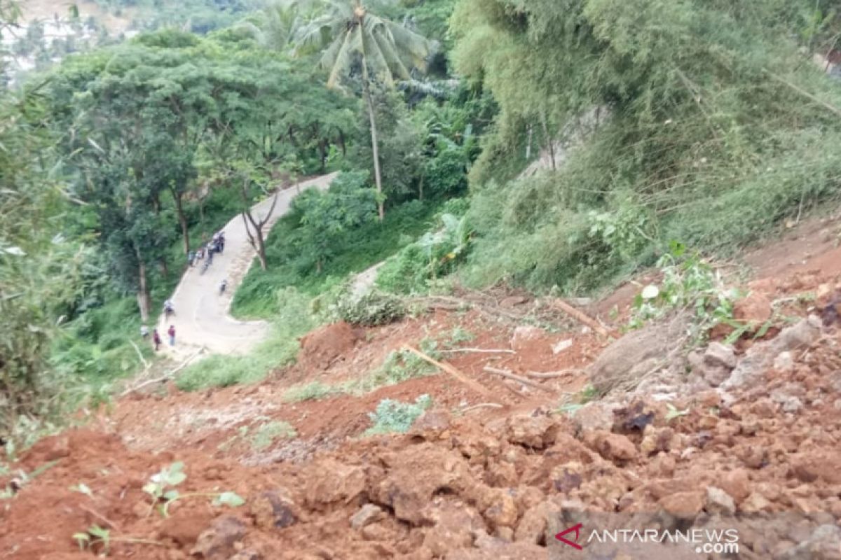 Jalan Penghubung Kecamatan Di Cianjur Terputus Akibat Longsor - ANTARA News