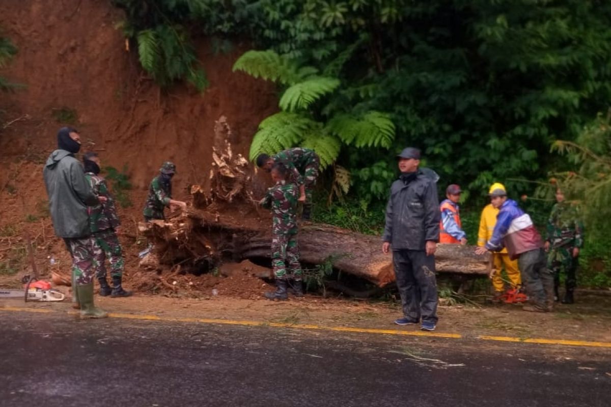 Jalur Puncak-Cianjur dapat dilalui setelah sempat tertimbun longsor