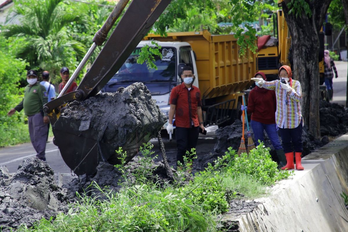 Antisipasi banjir, Pemkot Surabaya intensifkan pengerukan saluran