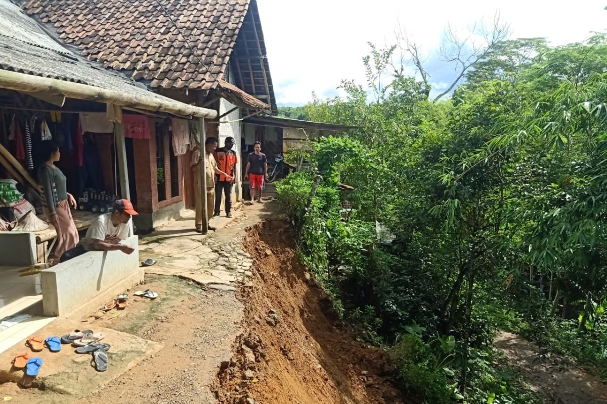 Curah hujan tinggi,  13 rumah di Lebak rusak berat ditimpa longsor