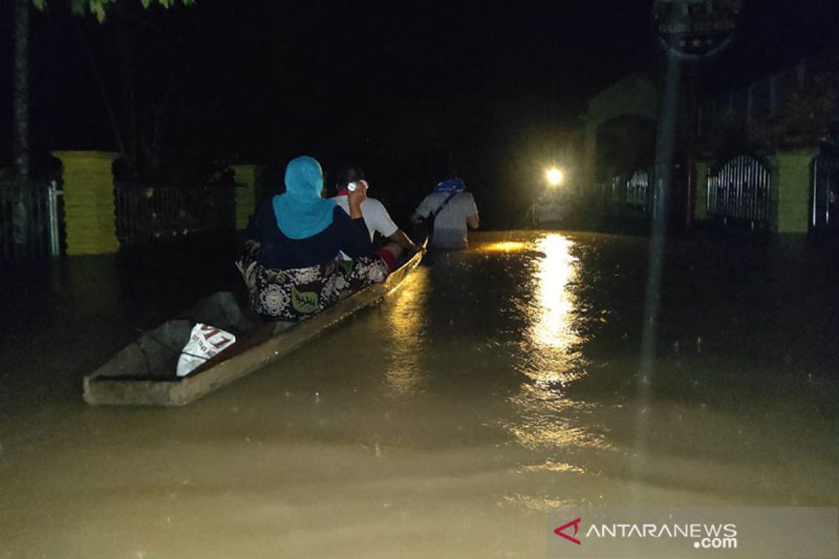 Jalan lintas nasional lumpuh di kawasan Lhoksukon, Aceh Utara