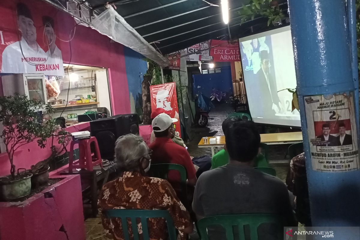 Warga Surabaya nobar debat pilkada putaran terakhir