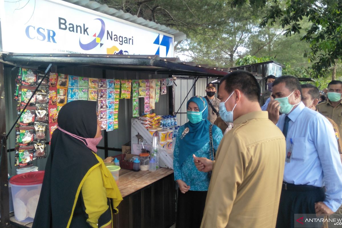 Bank Nagari salurkan bantuan senilai Rp120 juta untuk pedagang kuliner di Pariaman