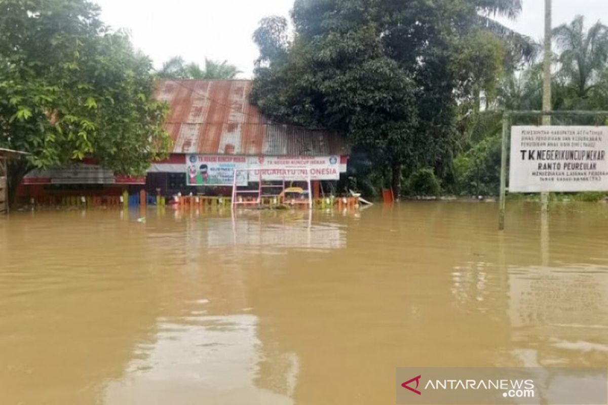 Seratusan sekolah di Aceh Timur terendam banjir, semester ditunda