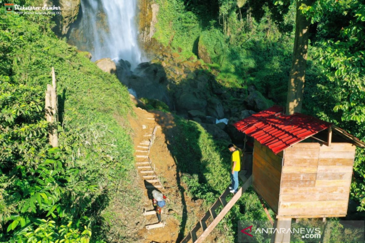 Inilah empat suguhan keindahan alam yang selalu membuat pengunjung Air Terjun Pelangai takjub (Video)