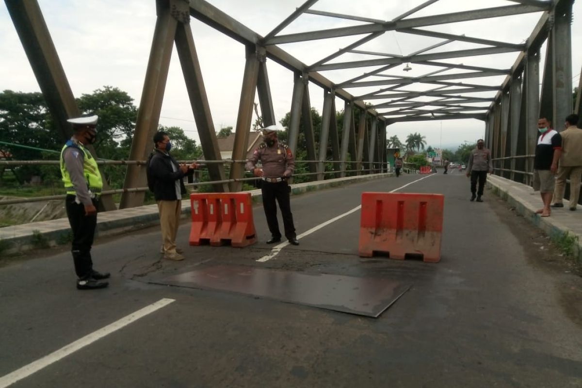Jembatan penghubung Kediri-Trenggalek ambles, lalu lintas dialihkan sementara