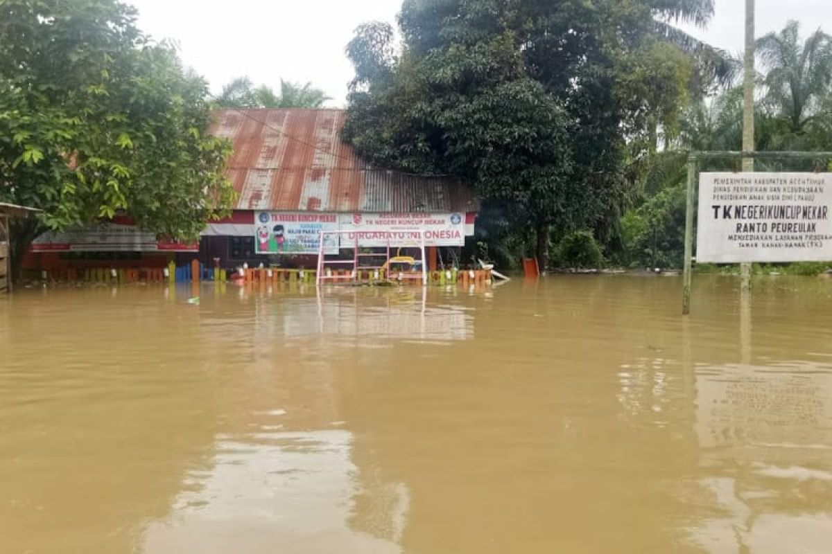 Ratusan sekolah di Aceh Timur terendam banjir, ujian semester ditunda