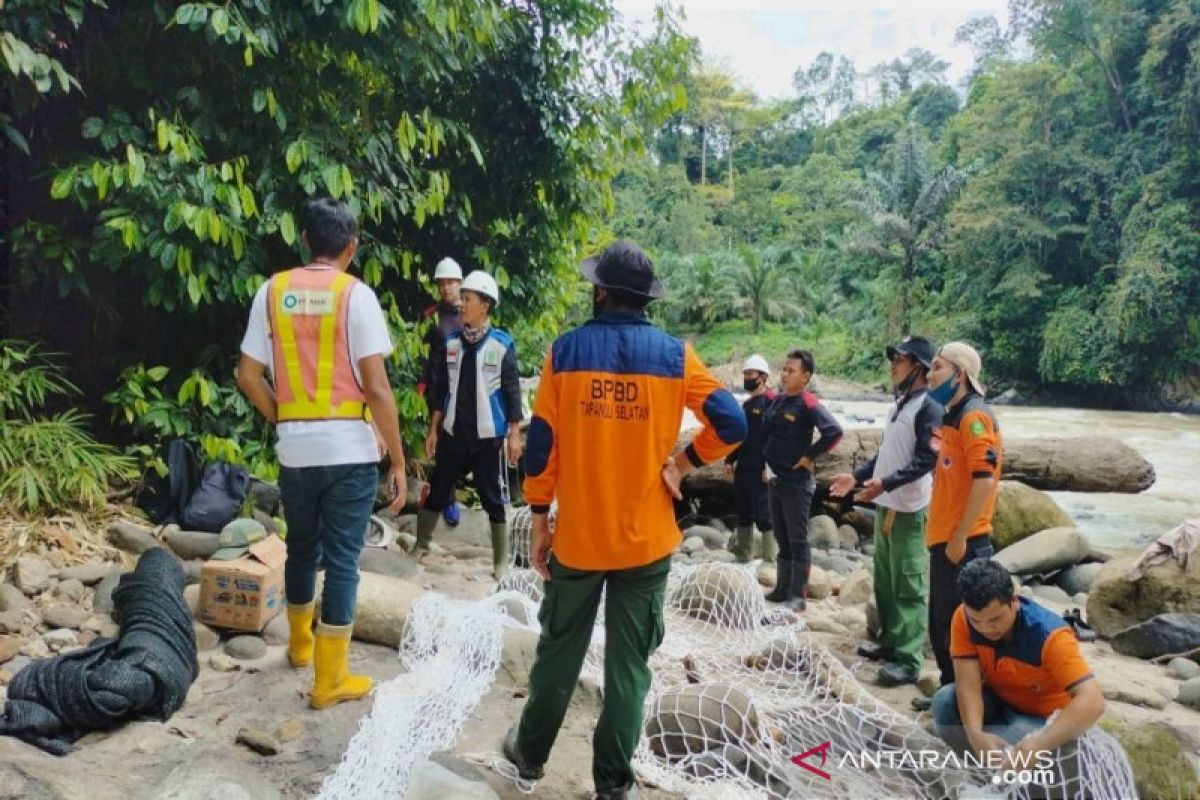 Hari ke tiga pencarian korban operator excavator, Tim SAR pasang jaring ke hilir Sungai Batang Toru
