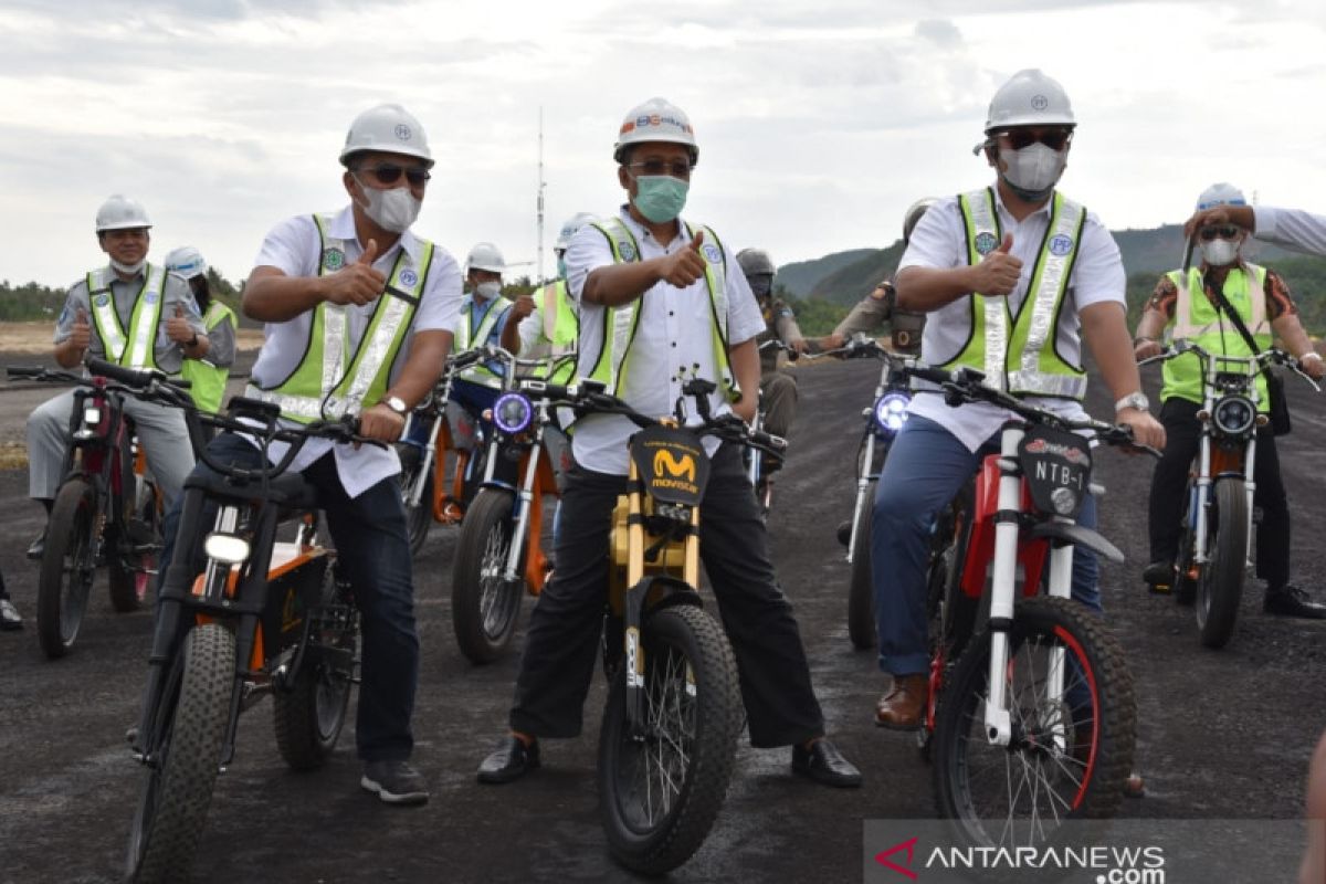 Gubernur NTB-Wamen BUMN keliling Sirkuit Mandalika kendarai motor listrik