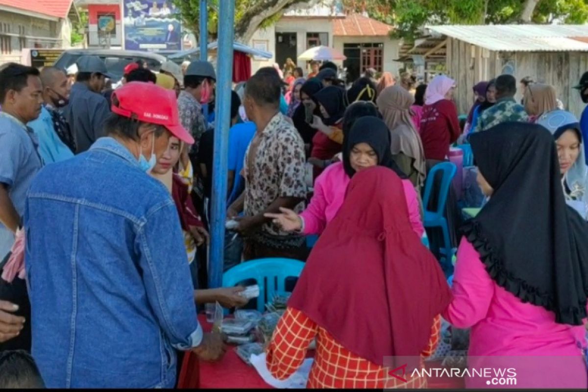 Ratusan warga ramaikan lokasi wisata kuliner di Donggala
