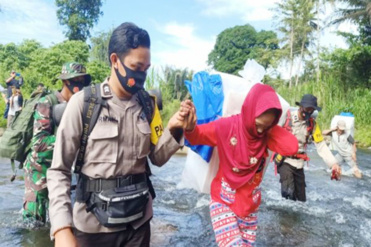 Petugas logistik pilkada jalan kaki tiga hari terobos Pegunungan Meratus