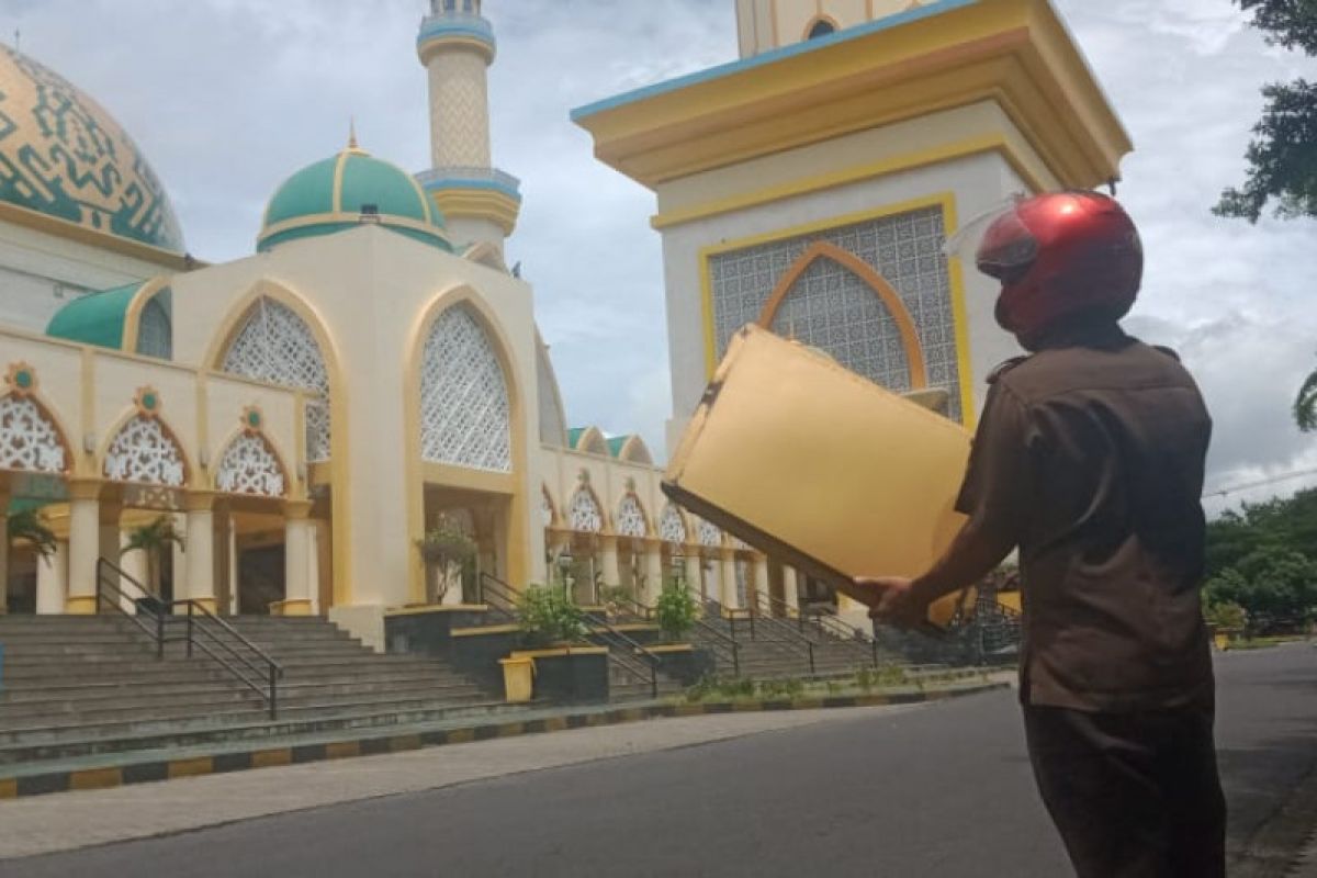 Plat atap Menara 99 Islamic Center Mataram berjatuhan diterjang angin kencang