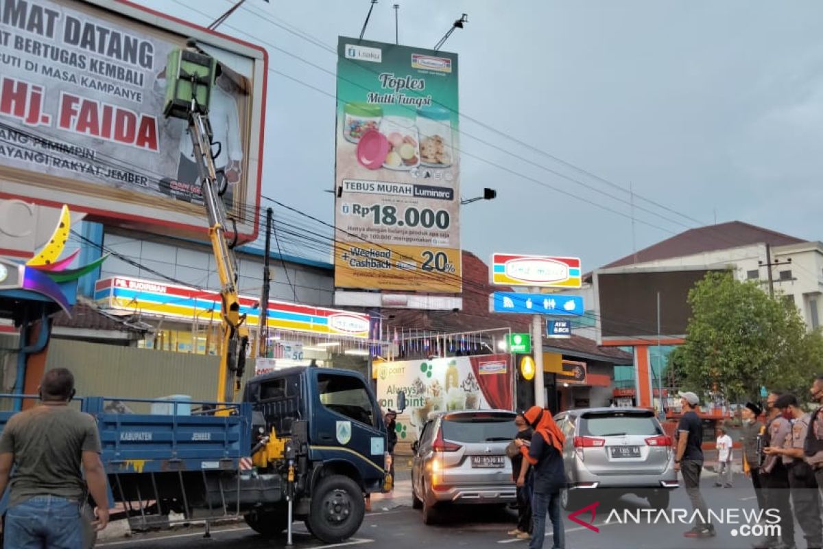 Masa tenang, Bawaslu Jember tertibkan alat peraga kampanye