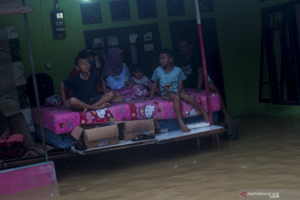 BPBD distribusikan bantuan bagi korban banjir dan longsor di Lebak