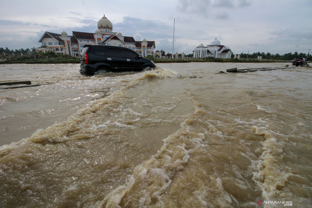 Ini tips aman berkendara di jalur banjir