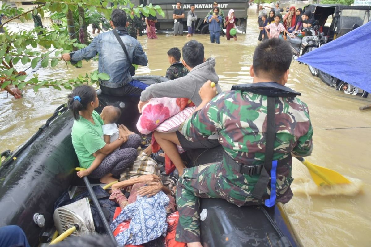 Antisipasi kenaikan air Krueng Keuruto, TNI AL evakuasi masyarakat