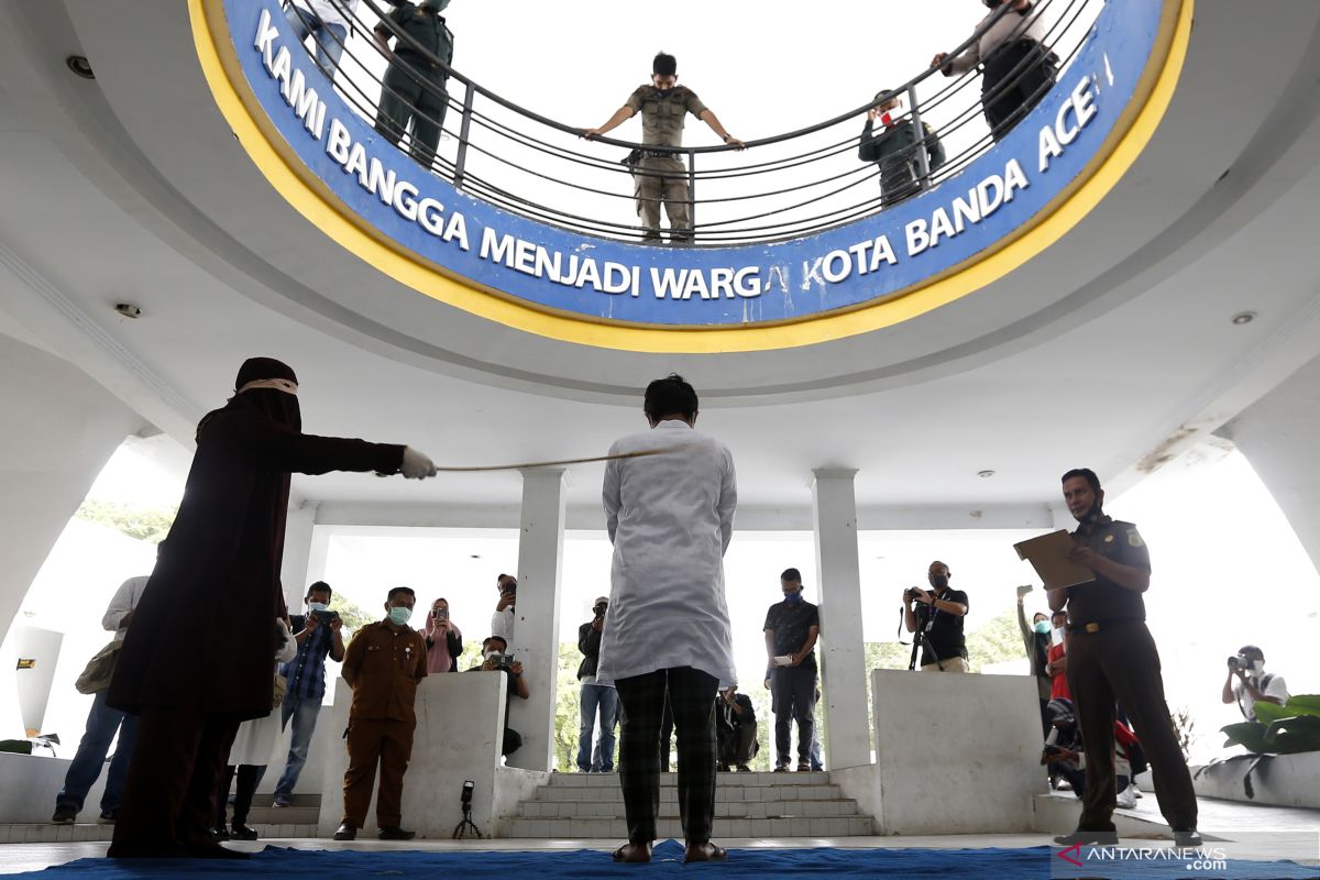 Hukum cambuk terhadap penjudi dan pelaku pelecehan seksual di Aceh