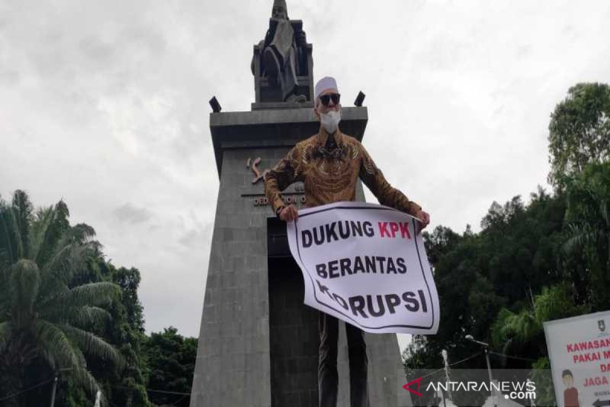 Dukung KPK, tokoh masyarakat Solo Habib Hasan gelar aksi tunggal