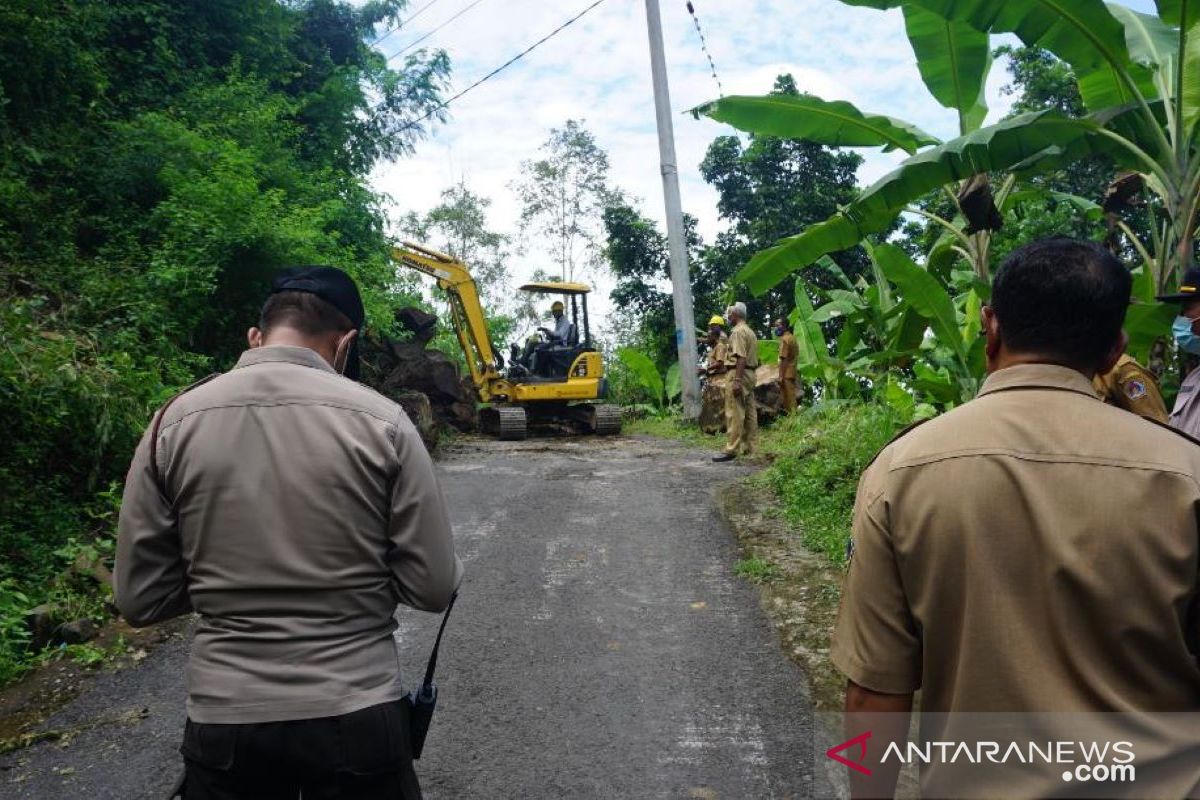 Wabup Klungkung tinjau tanah longsor