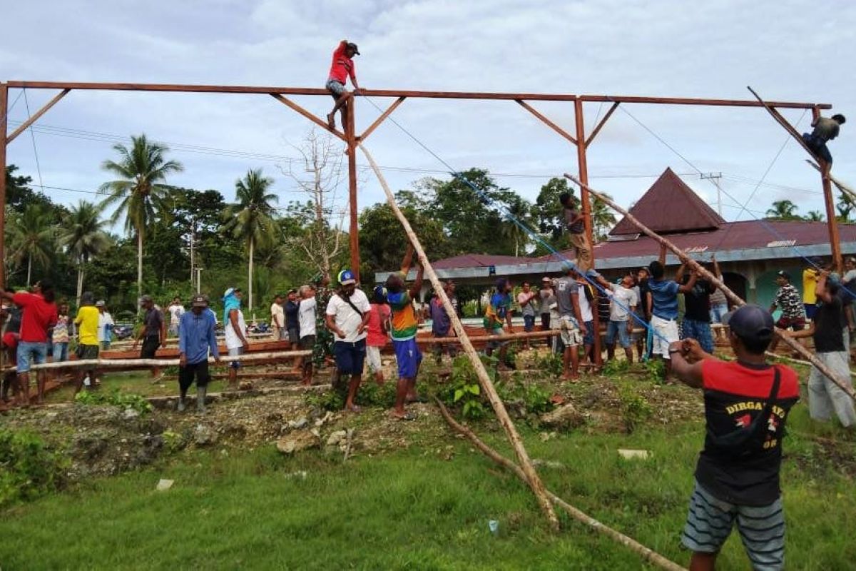 TNI bersama warga kampung Toire kerja bakti bangun masjid