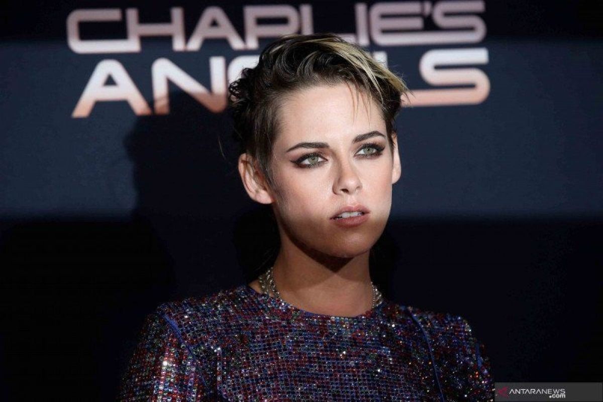 Aubrey Plaza sebut Kristen Stewart pernah dinyatakan positif COVID-19