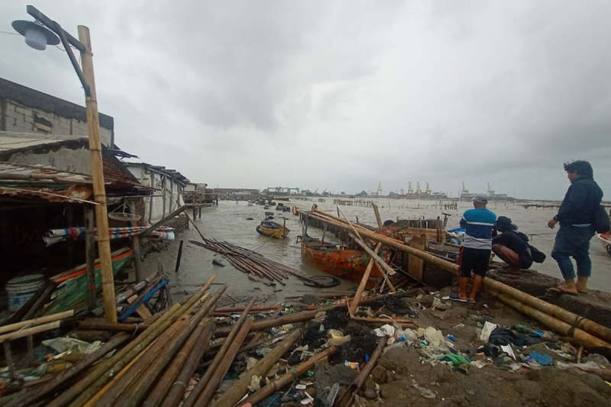 Belasan rumah di Tambaklorok Semarang rusak dihantam gelombang laut