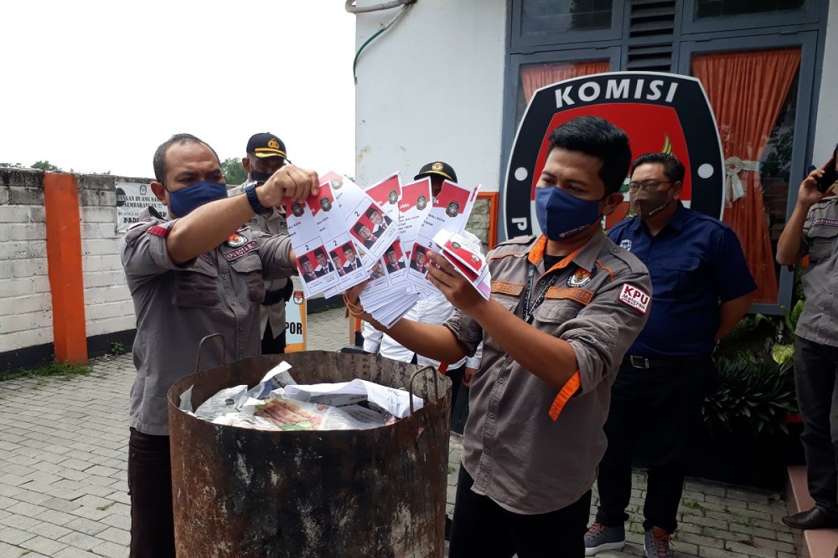 Jelang coblosan, KPU Kota Blitar musnahkan 559 surat suara rusak