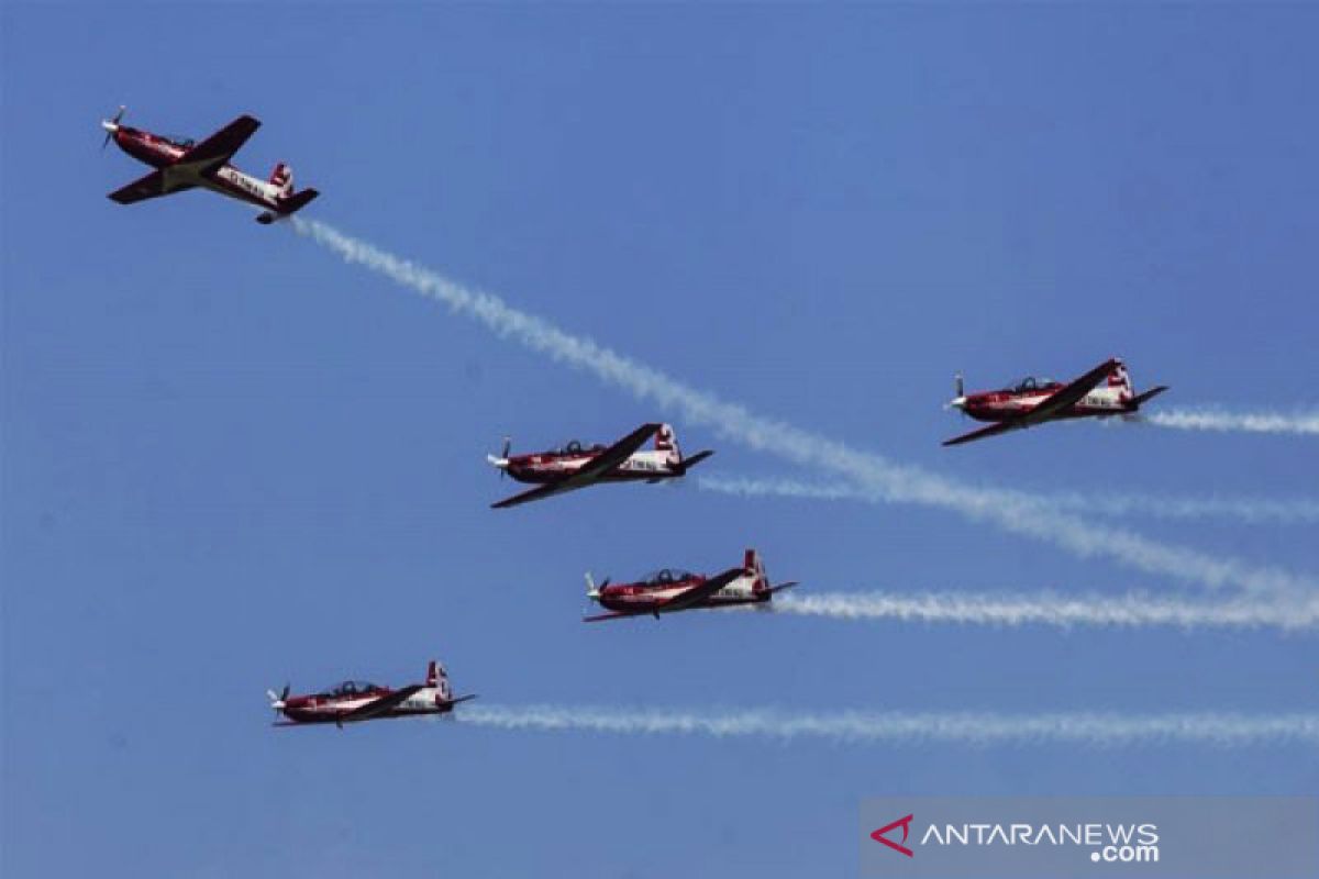 Tim aerobatik TNI AU terbang di atas Sirkuit Mandalika