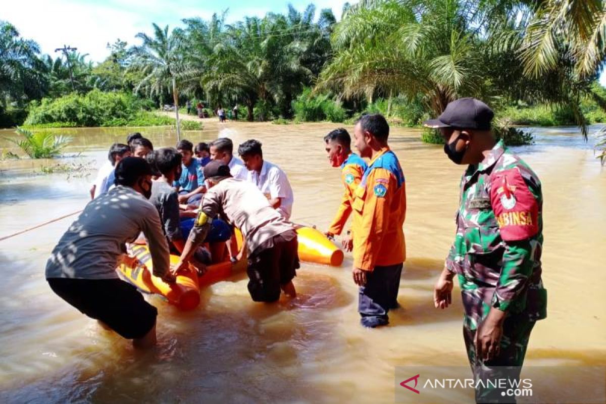 Puluhan rumah di Aceh Selatan terendam banjir, akses transportasi terganggu