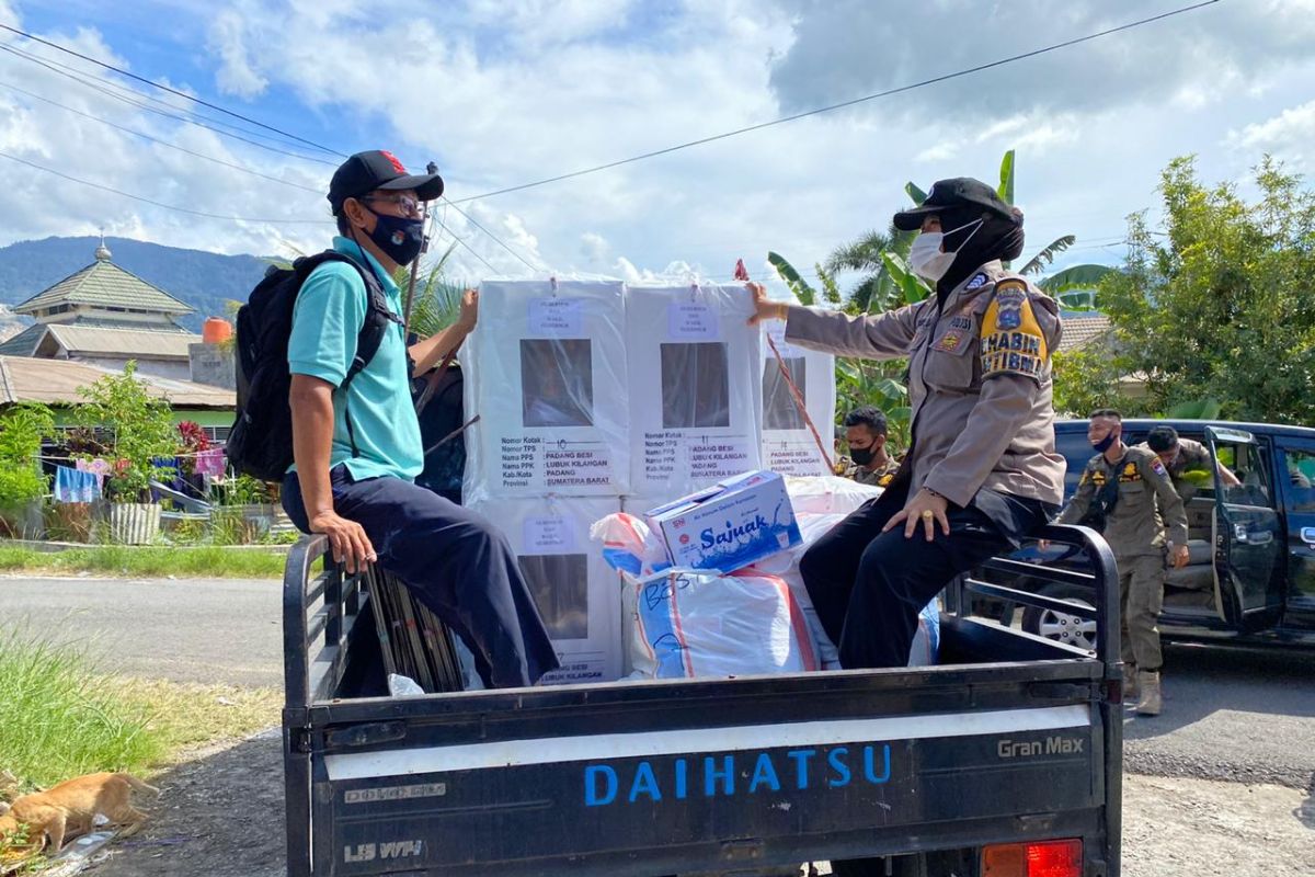 Polwan ikut berperan aktif kawal penyaluran kotak suara di Padang