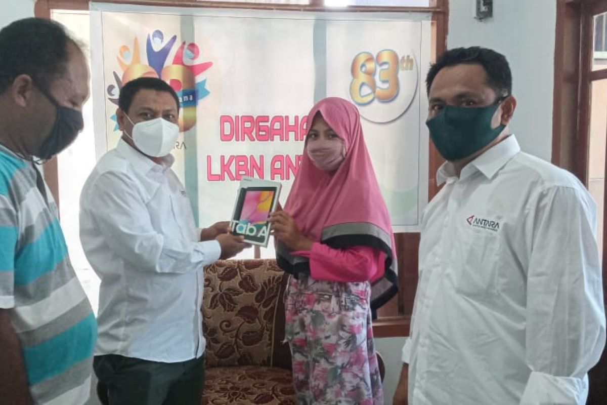 Perum LKBN Antara Biro Maluku - Malut  bantu siswa berprestasi di Ternate