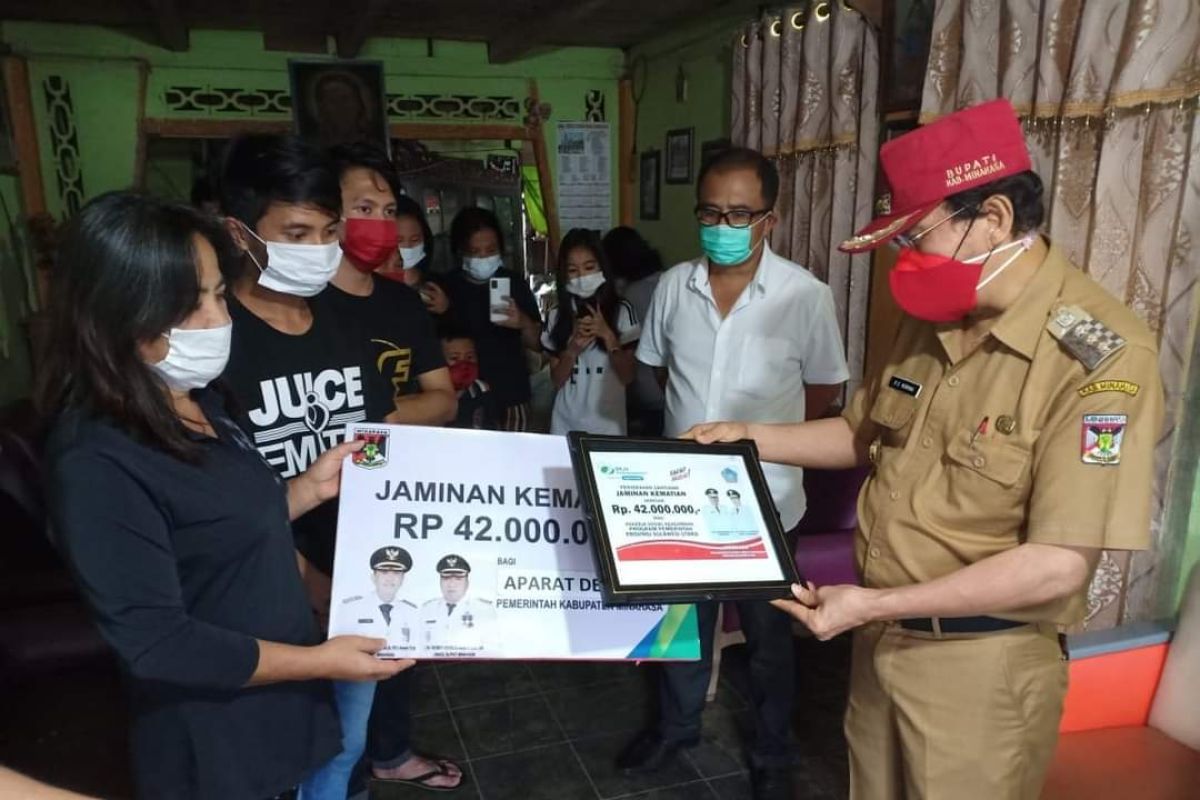 Bupati Minahasa  serahkan BPJSAMSOSTEK aparat desa meninggal Rp42 juta