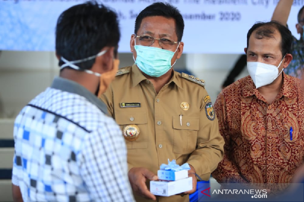 Pemko Banda Aceh serahkan smartphone untuk penyandang disabilitas