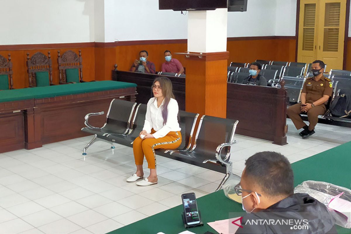 Via Valen hadiri sidang pembakaran mobil