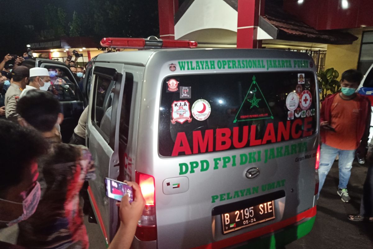 Ambulans pembawa jenazah pengawal Rizieq keluar dari RS Polri