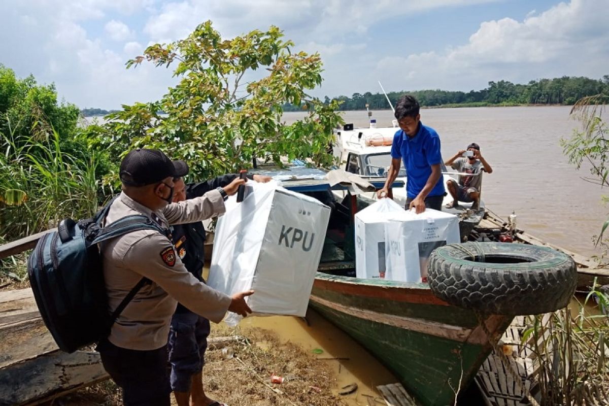 Polisi bantu KPU Muarojambi antar logistik Pilkada gunakan kapal