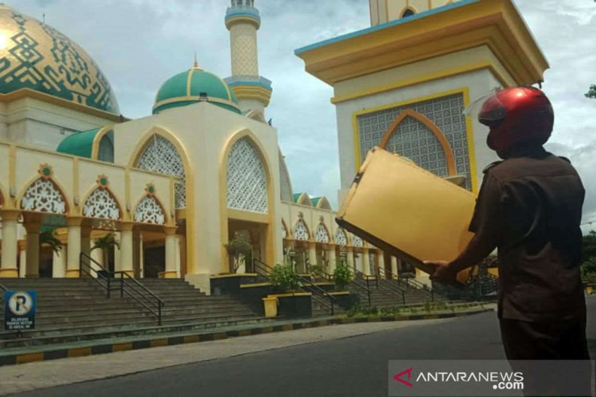 Plat atap Menara 99 Islamic Center Mataram berjatuhan diterjang angin