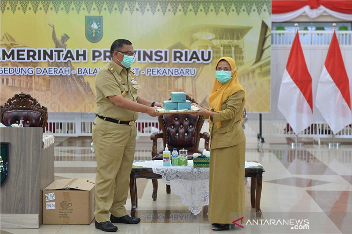 Singapore donates 800 thousand masks to Riau to fight COVID-19