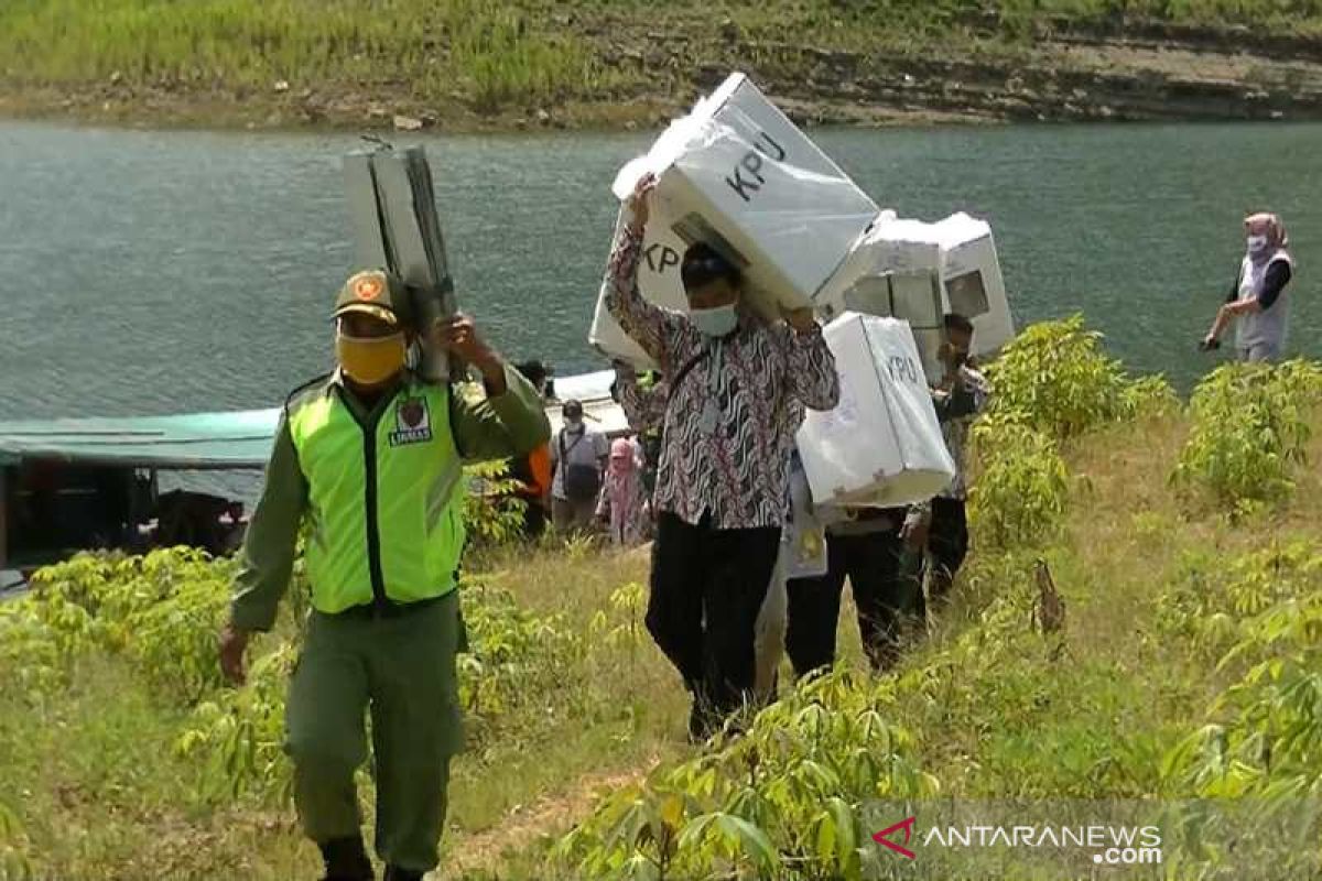 KPU Kabupaten Wonosobo kirim logistik ke desa terpencil gunakan perahu