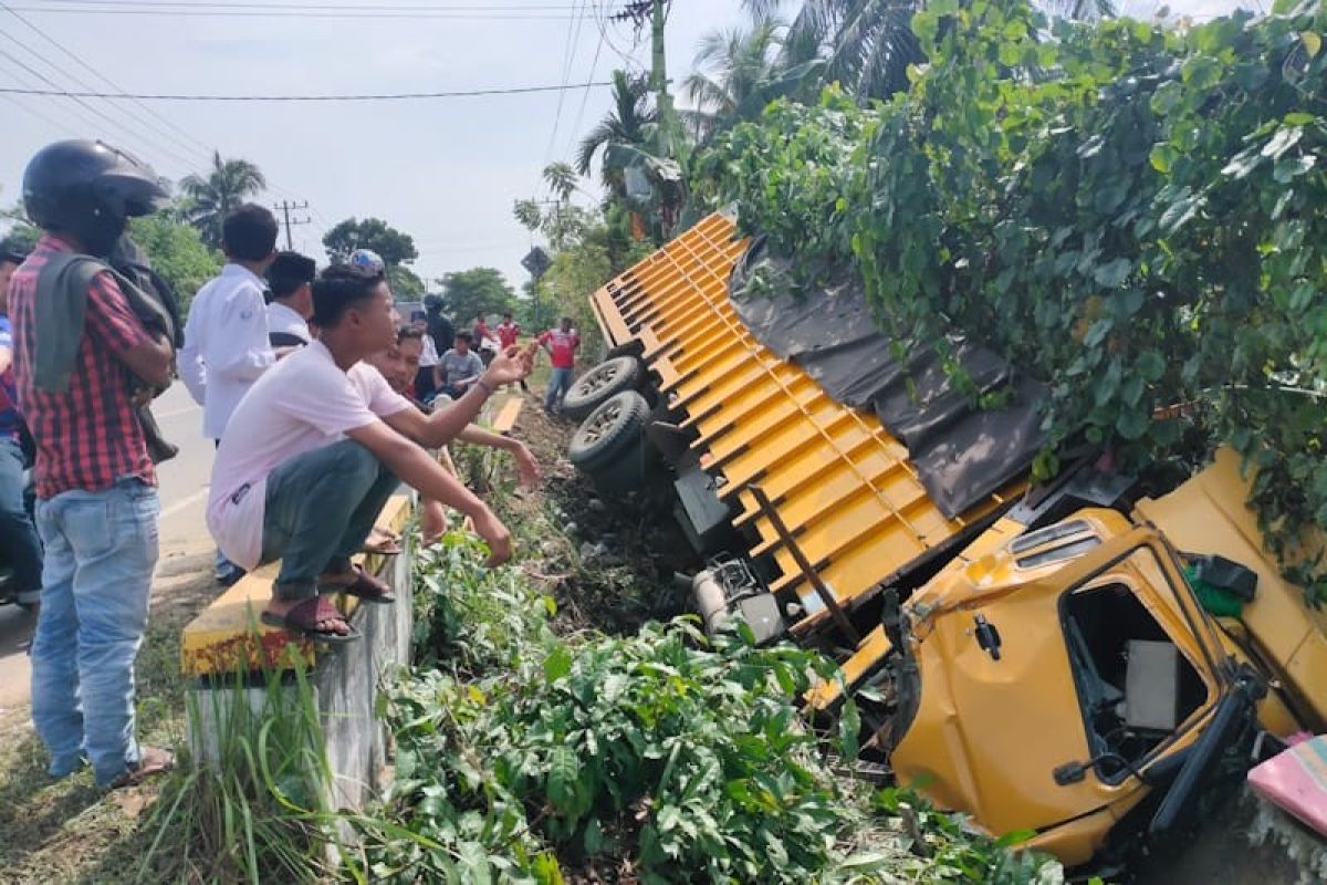 Tronton terperosok keparit di Aceh Timur akibat sopir ngantuk