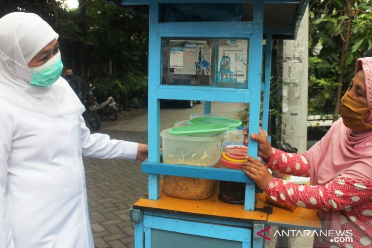 Gubernur Jatim borong dawet, bubur, dan rujak usai salurkan hak suara